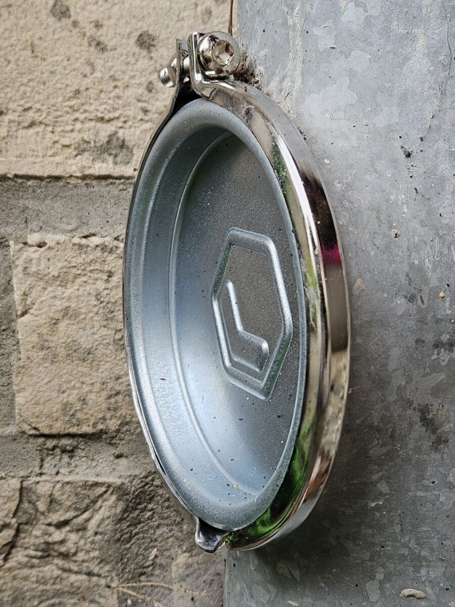 Rohreinigungsdeckel an einer Regenrinne