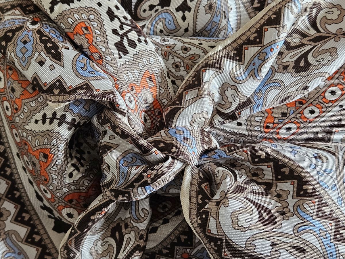 Seidentuch mit Paisley-Muster in Multi Natural mit Cremeweiß, Braun, Hellblau, Orange
