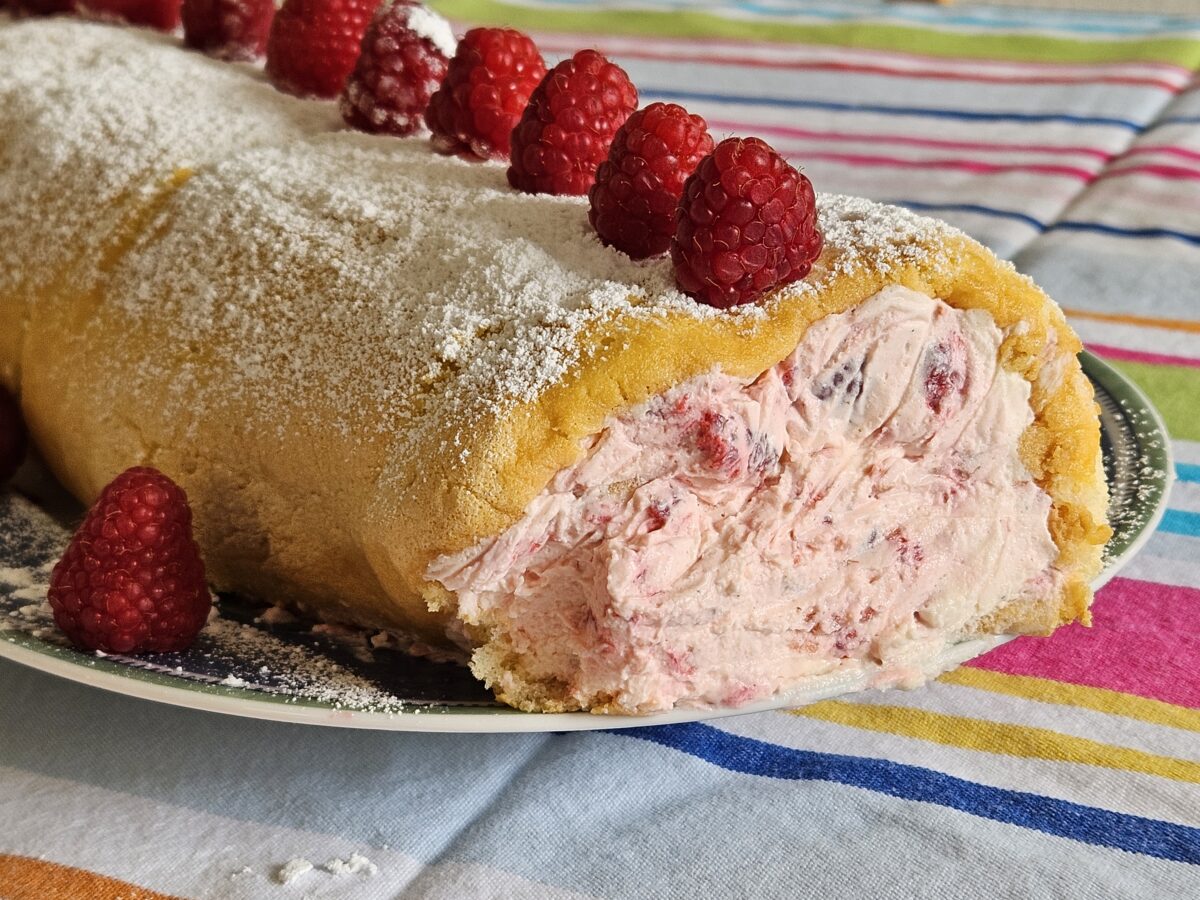 Biskuitrolle mit Himbeerfüllung und Dekoration