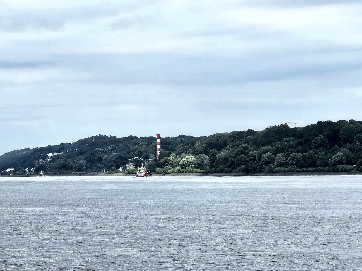Hamburg - Elbhang und Leuchtturm wasserseitig