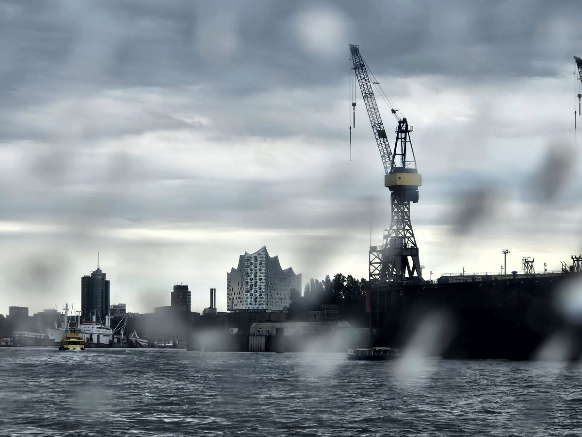 Hamburger Hafen bei Regen