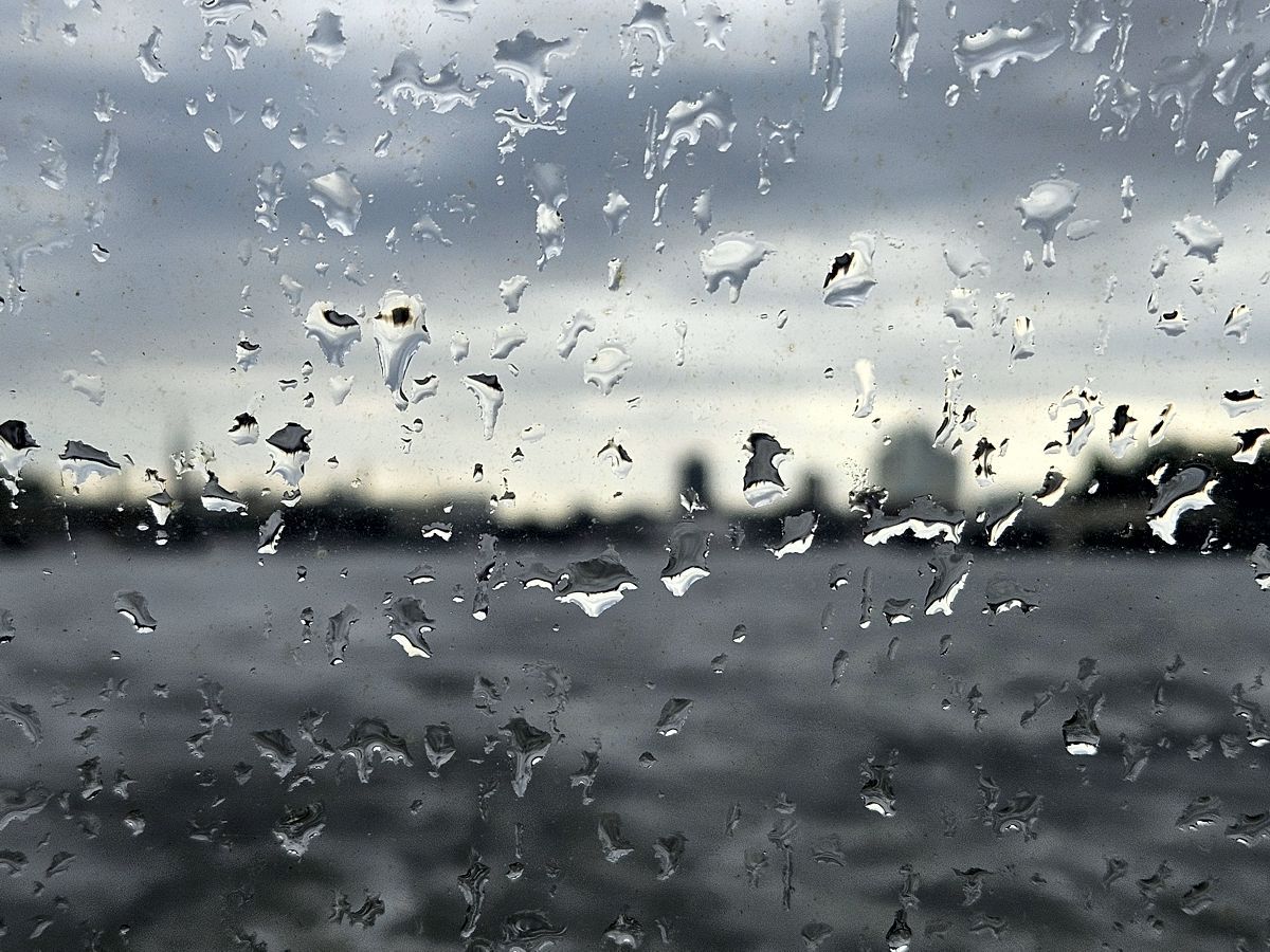 Hamburger Hafen durch Regentropfen gesehen