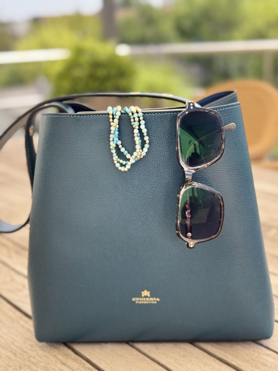 Handtasche mit Armbändern und Sonnenbrille - Foto Nicole