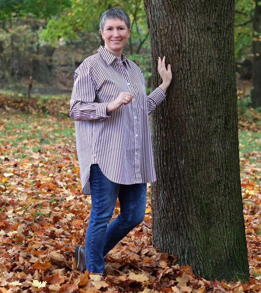 Ines Meyrose - Outfit 2022 - Oversized-Hemd - braun-cremeweiß gestreift - kombiniert mit blauer, schmaler Jeans und braunen Budapesterhalbschuhen zum Schnüren