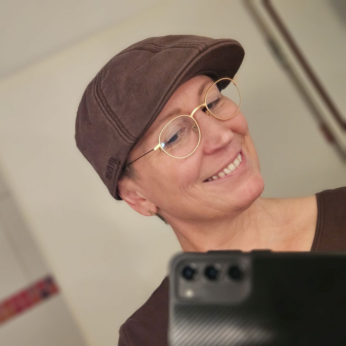 Ines Meyrose - Outfit 2026 mit Stetson Texas Cotton Flatcap in Braun - Portrait