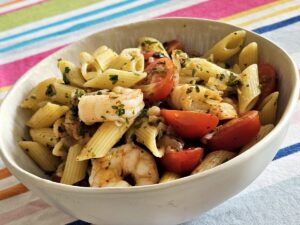 Nudeln mit Scampi, Kirschtomaten, Schalotten, Olivenöl und Petersilie