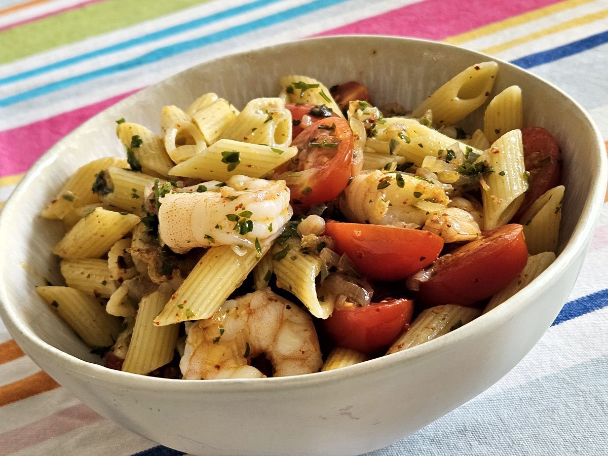 Nudeln mit Scampi, Kirschtomaten, Schalotten, Olivenöl und Petersilie
