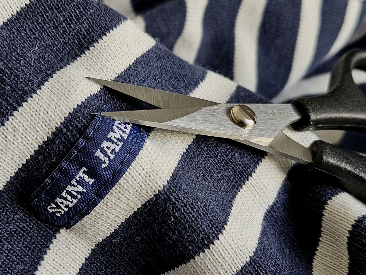 Ringelshirt Saint James Meridamm II in marine-ecru (dunkelblau-cremeweiß-gestreift) - Etikett wird mit Stickschere abgetrennt