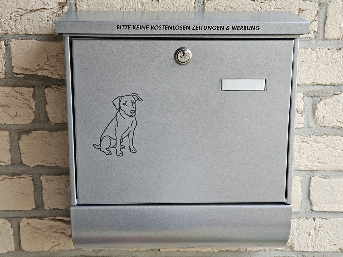 Briefkasten mit einem Aufkleber, der wie Hund Mona aussieht