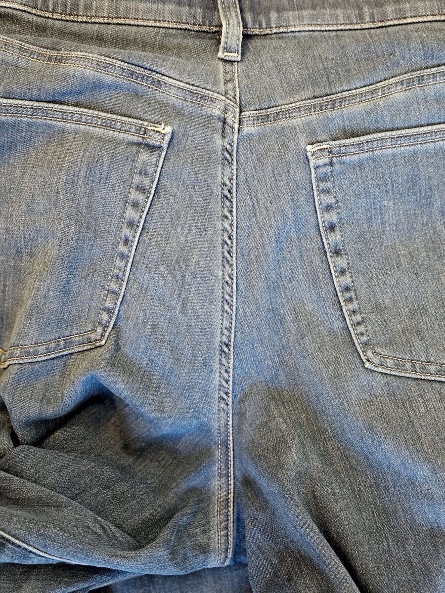 Jeans mit schief zusammenzulaufender Gesäßpasse oberhalb der Hintertaschen und gezogenem Stoff in der Gesäßnaht = Zeichen für schlechte Verarbeitung