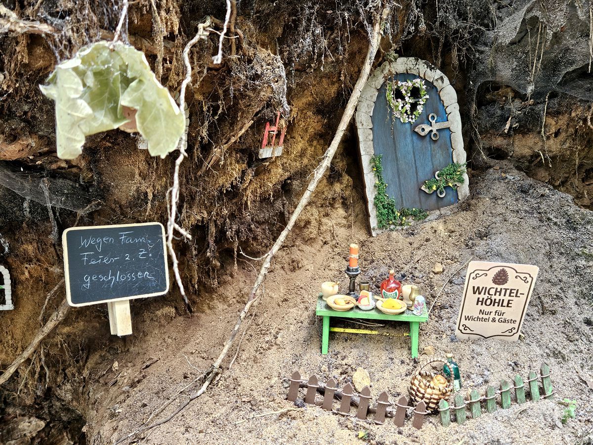 Wichtelhöhle im Wald in der Fischbeker Heide im Detail