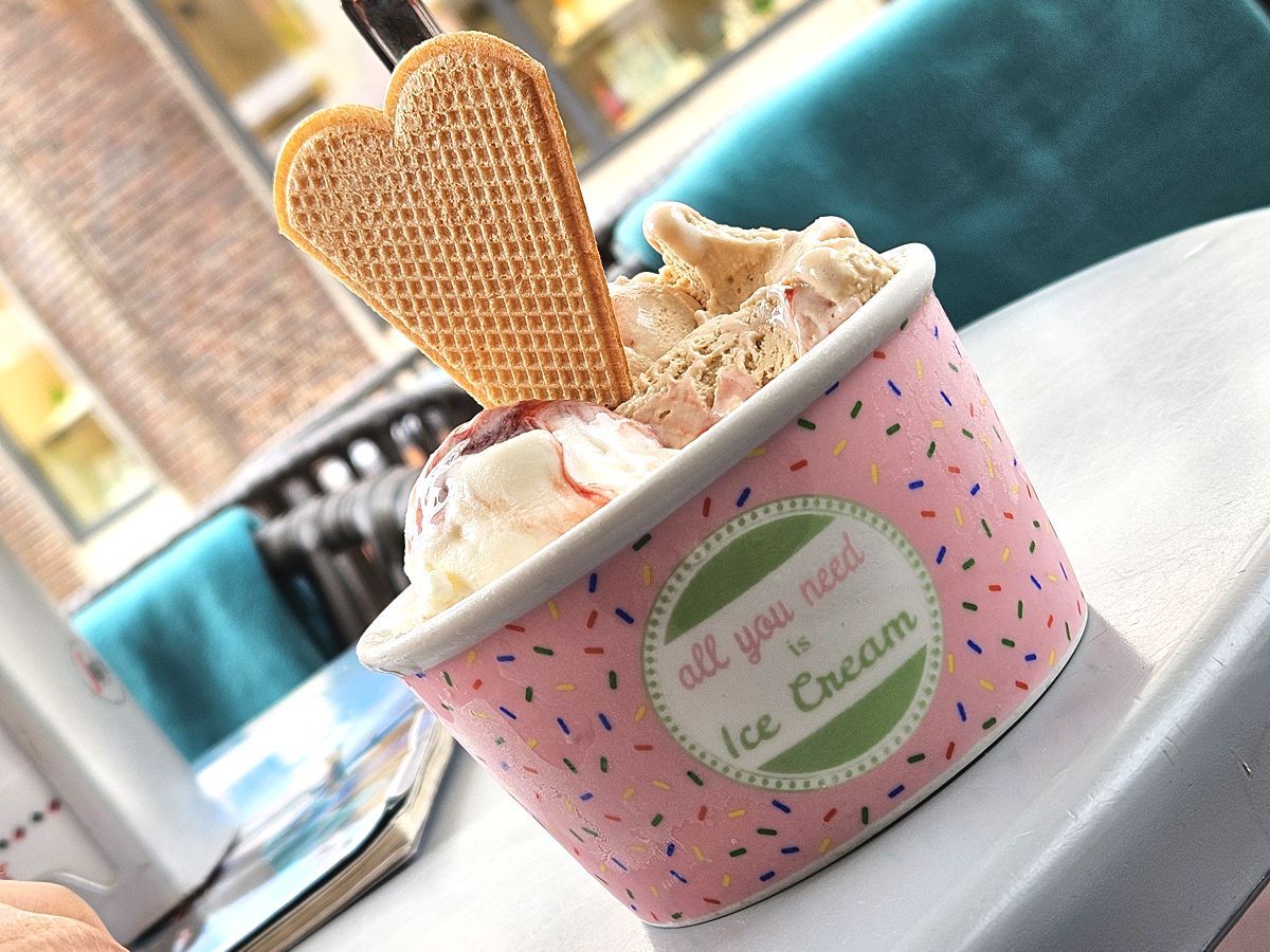 Eisbecher all you need is ice cream rosa mit Herzwaffel
