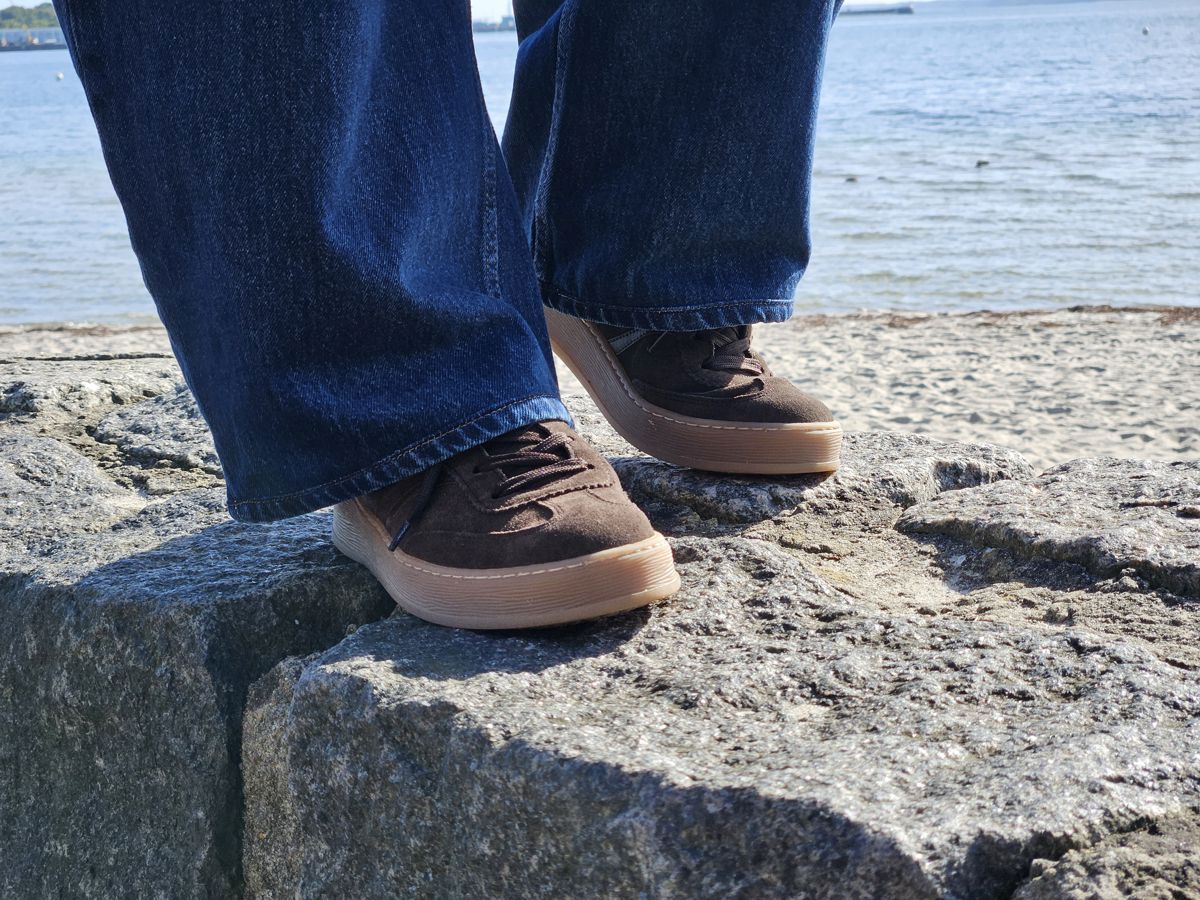 Ines Meyrose - Outfit 2026 - weite, lange Barrel Jeans Blau - Sneaker Braun