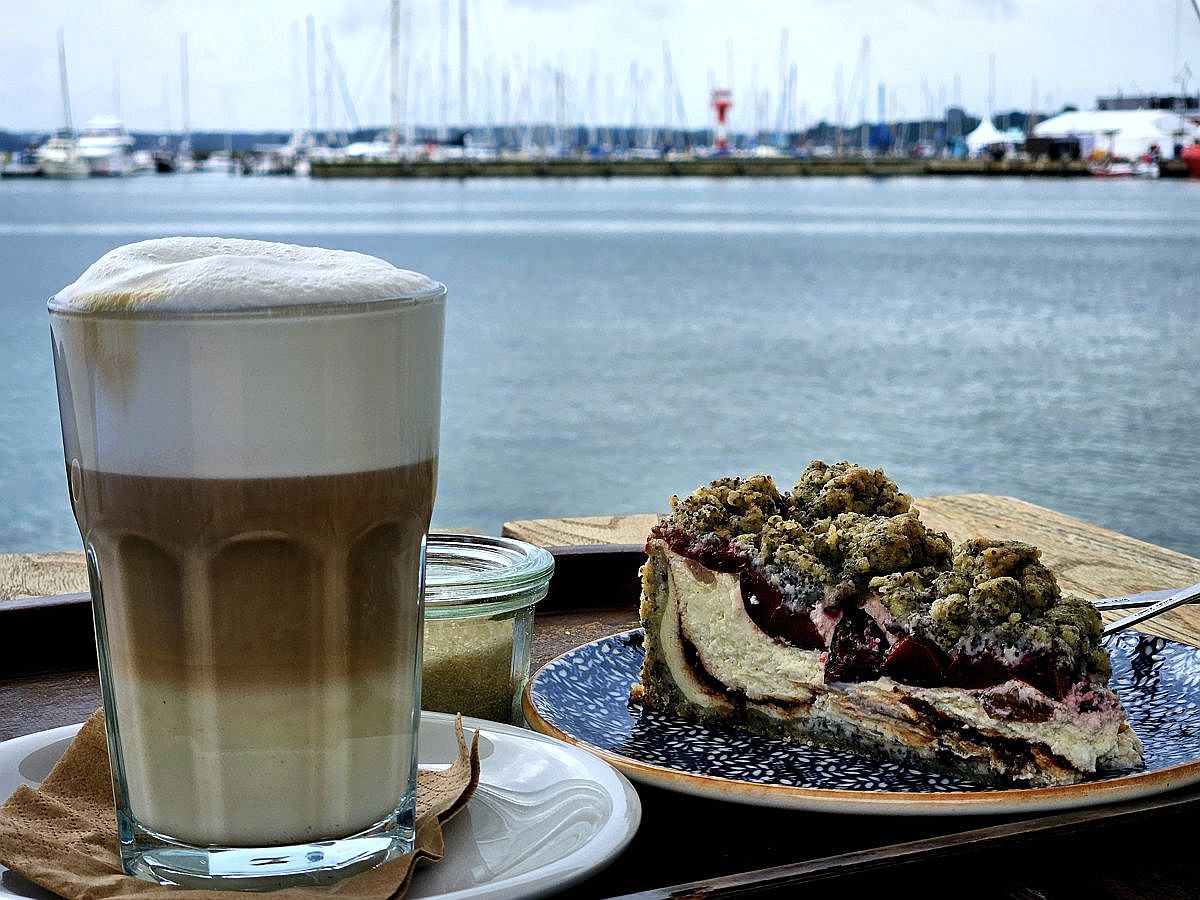 Kaffee und Kuchen mit Hafenblick